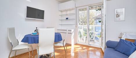 Apartment | Living area | 20-inch LED TV with satellite channels, TV