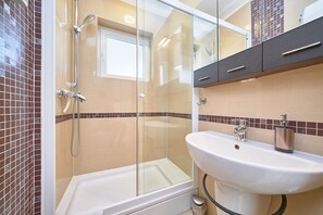 Apartemen | Kamar mandi | Shower, pengering rambut, kloset, dan handuk