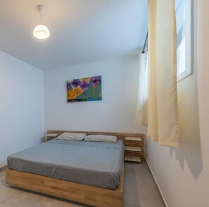 1 habitación, caja de seguridad en la habitación y escritorio 