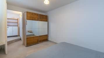 1 makuuhuone, tallelokero huoneessa, työpöytä, silitysrauta/-lauta