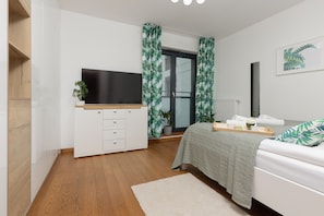2 bedrooms, cots/infant beds, bed sheets - Lux Jana Kazimierza by Renters Prestige (Warsaw)