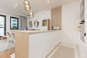 Mikrowelle, Geschirrspüler, Wasserkocher mit Kaffee-/Teezubehör