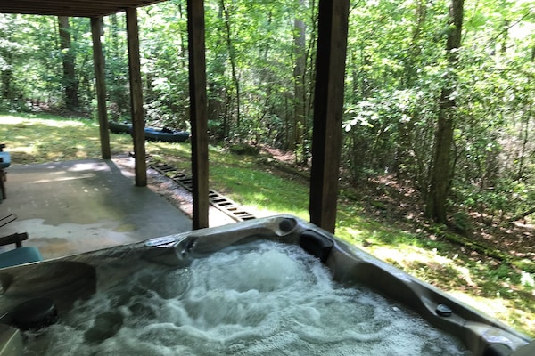 Banyera d'hidromassatge a l'aire lliure