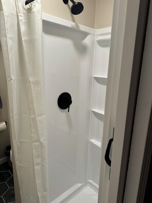 Een douche, een haardroger, handdoeken, zeep