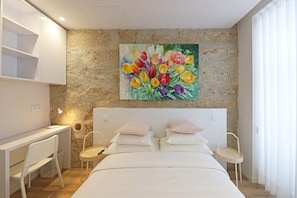 Quarto casal urbano | Escrivaninha, Wi-Fi de cortesia