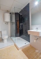 Habitación Confort, 1 cama doble o 2 individuales | Baño | Ducha, toallas, jabón y champú