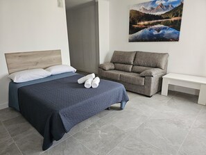 Chăn bông, minibar, trang trí khác biệt 