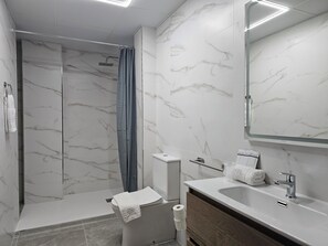 Comfort Triple Room | Bathroom | Shower, towels, soap, shampoo - Hotel Velis (Velez-Malaga)