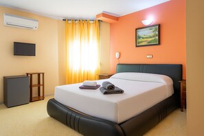 Phòng tiện nghi đơn giản, 1 giường đôi | Chăn bông, minibar, trang trí khác biệt 