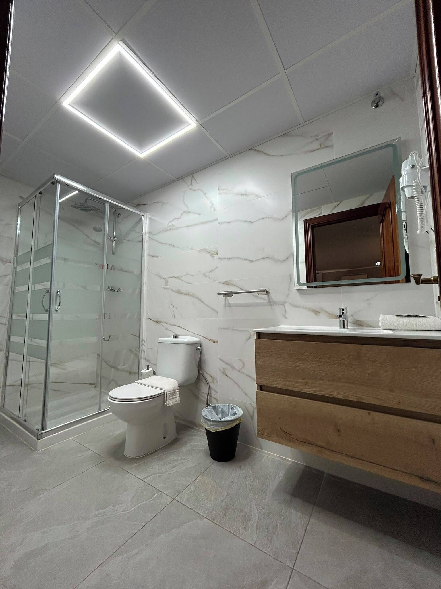 Camera Comfort, 1 letto matrimoniale | Bagno | Doccia, asciugamani, sapone, shampoo