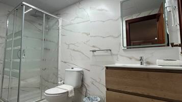Camera Comfort, 1 letto matrimoniale | Bagno | Doccia, asciugamani, sapone, shampoo