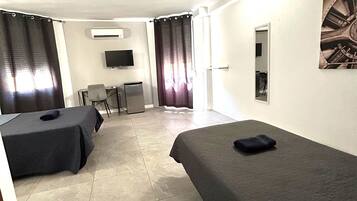 Camera Comfort, 1 letto matrimoniale | Copriletto in piuma, minibar, con stile personalizzato