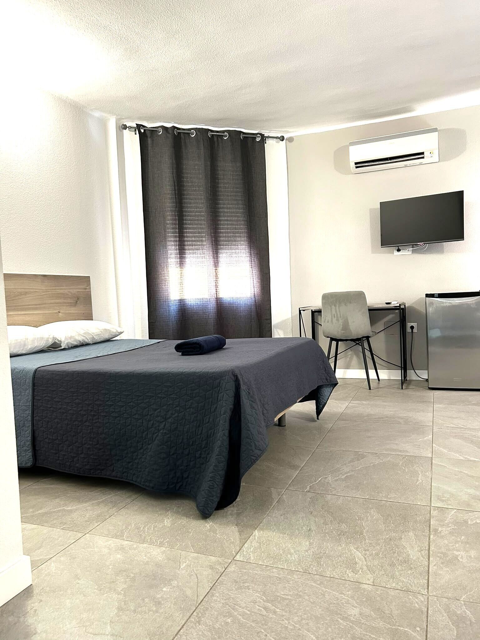 Cubrecamas, minibar, decoración personalizada y muebles diferentes 