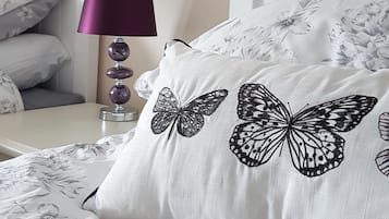 4 bedrooms, iron/ironing board, free WiFi, bed sheets