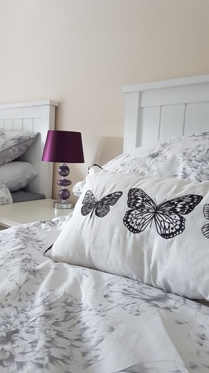 4 bedrooms, iron/ironing board, free WiFi, bed sheets - Modern 3 storey town house, surrounded by beautiful Rutland Countryside (Oakham)