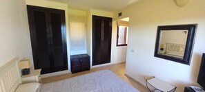 4 slaapkamers, een strijkplank/strijkijzer, gratis wifi, beddengoed