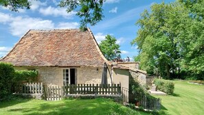 A rustic stone house with a tiled roof, surrounded by a well-maintained lawn and trees. - Le Séchoir, Cottage of 75 m2 for 2 people with swimming pool, large park (MONMARVES)