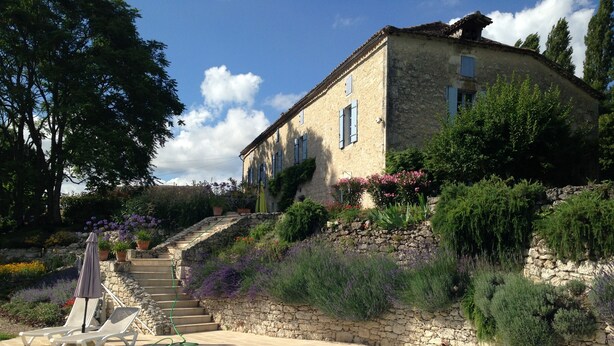 A stone building with a pool, surrounded by lush greenery and a clear sky. - Le Séchoir, Cottage of 75 m2 for 2 people with swimming pool, large park (MONMARVES)