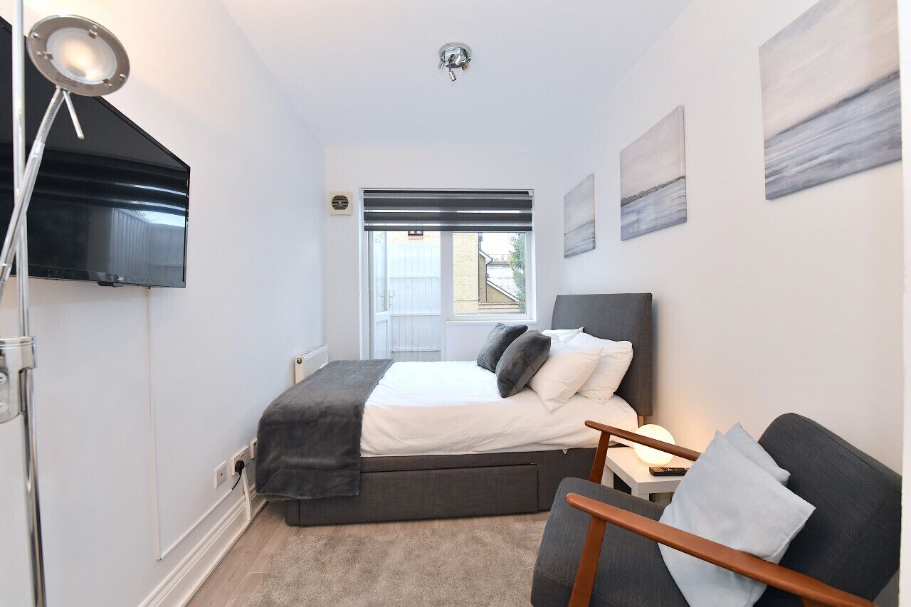 1 bedroom, desk, WiFi, bed sheets