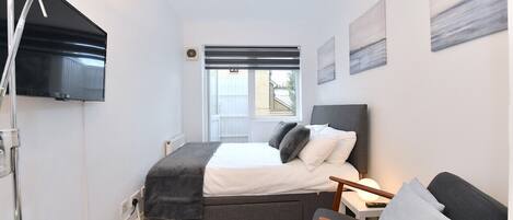 1 slaapkamer, een bureau, wifi, beddengoed