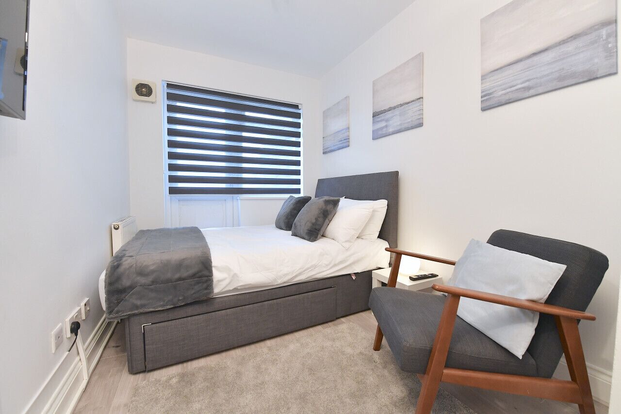 1 bedroom, desk, WiFi, bed sheets