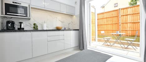 1 habitación, escritorio, tabla de planchar con plancha y cuna de viaje