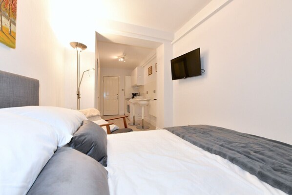 Desk, travel cot, WiFi, bed sheets