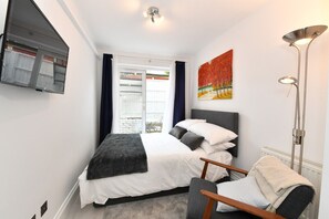 Skrivebord, reiseseng for barn, wi-fi og sengetøy