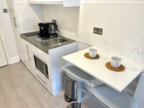 Frigorifero, microonde, piano cottura, macchina per tè/caffè