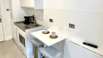 Réfrigérateur, four à micro-ondes, surface de cuisson, cafetière-théière
