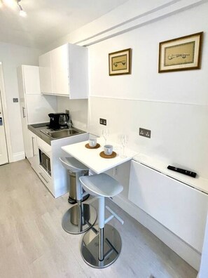 Kjøleskap, mikrobølgeovn, kokeplater og kaffetrakter/tekoker