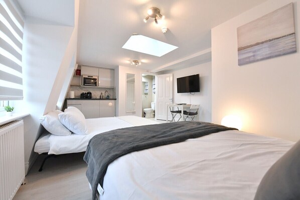 1 bedroom, bed sheets