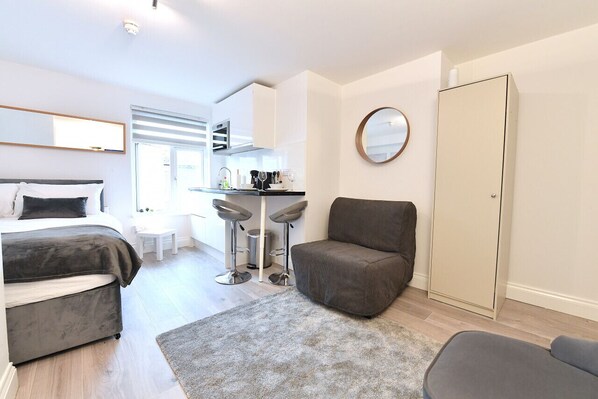 Desk, iron/ironing board, travel cot, WiFi