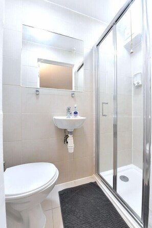 Sèche-cheveux, serviettes fournies