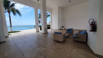 Comfort Condo | Living area