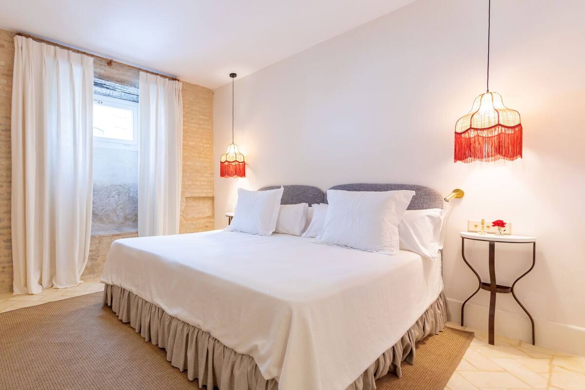Elite Apartment | 2 bedrooms, hypo-allergenic bedding, down comforters, free minibar items