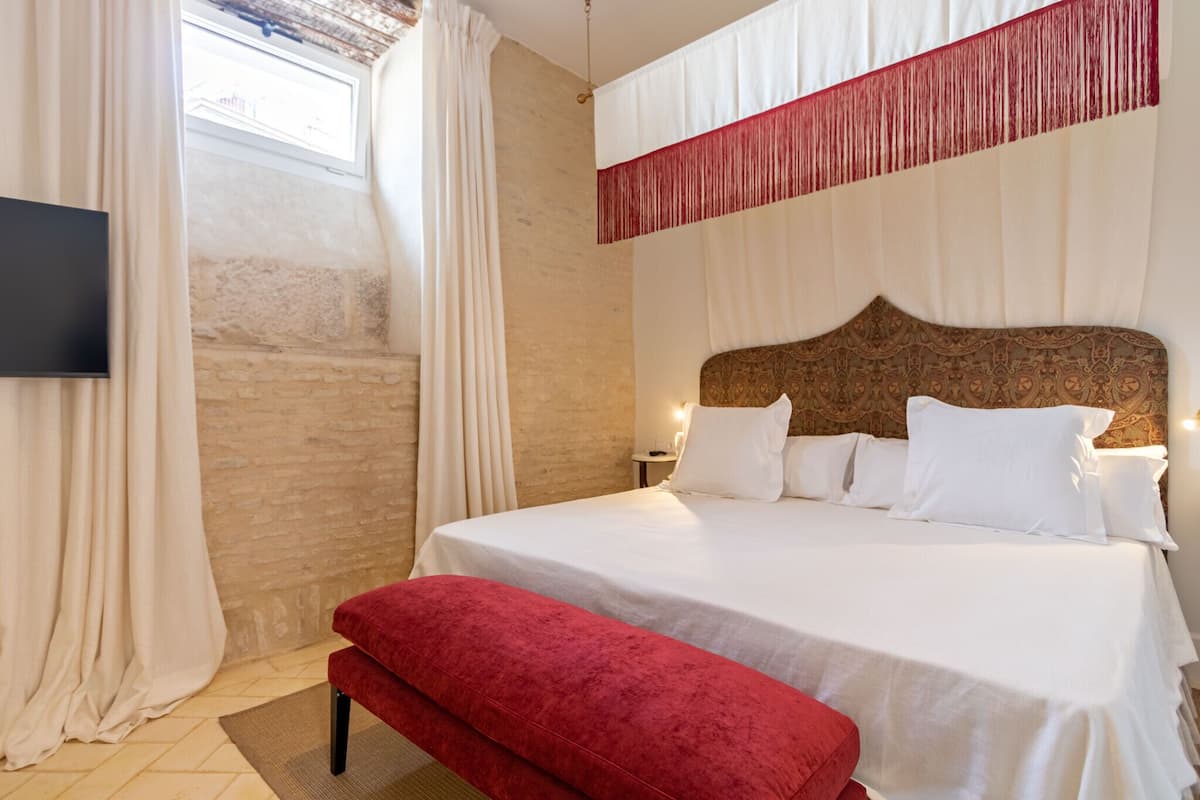 Design Apartment | 2 bedrooms, hypo-allergenic bedding, down comforters, free minibar items