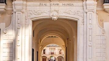 Un arco de entrada con la inscripción 'Real Casa Moneda'.