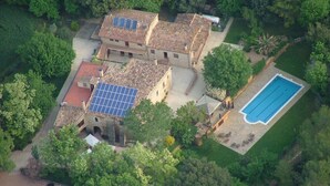 A large villa with a swimming pool, surrounded by dense greenery. - Mas Fuselles  (Cornella del Terri)