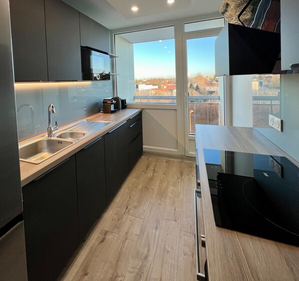 ثلاجة، ميكروويف، فرن، موقد طهي مسطح