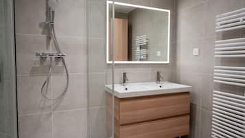 Douche, sĂšche-cheveux, serviettes fournies, savon