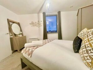 2 Schlafzimmer, Schreibtisch, schallisolierte Zimmer