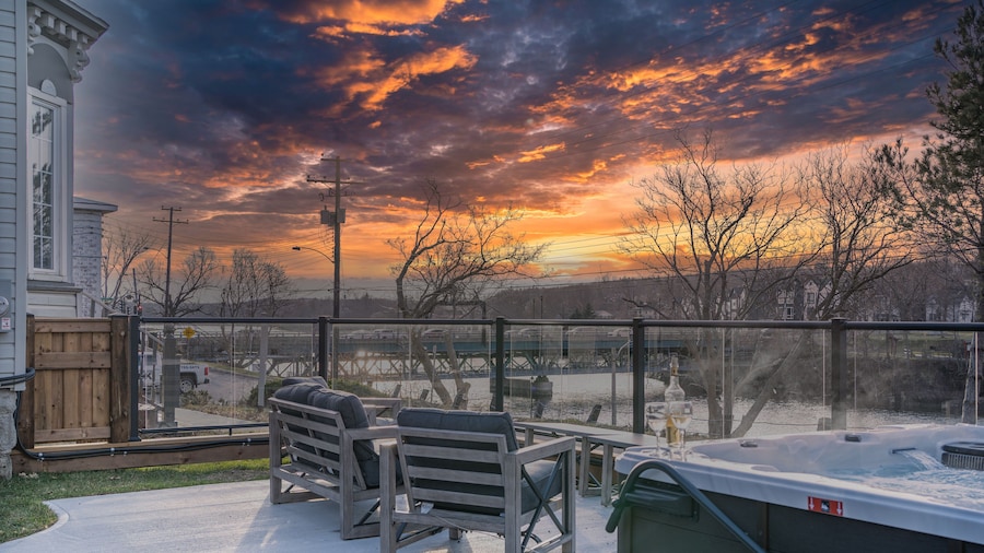 Riverside Inn