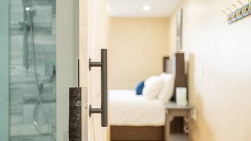 Standard Suite | Free WiFi, bed sheets