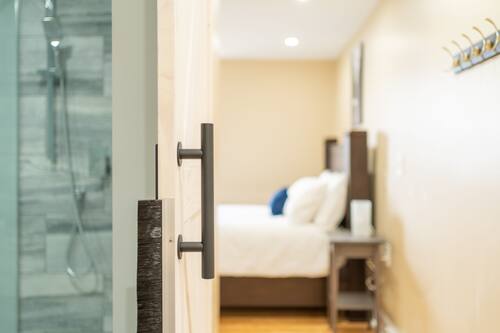 Standard Suite | Free WiFi, bed sheets