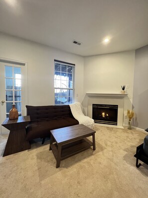 Chimenea y monitor de computadora 