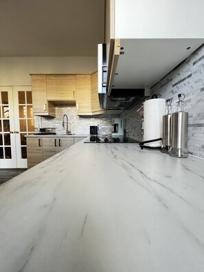 Refrigerador, microondas, cafetera y tetera y tostadora 