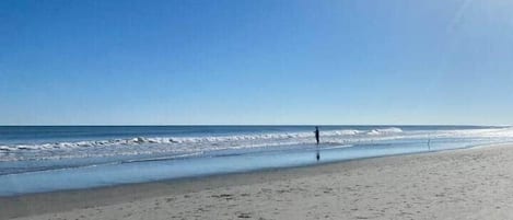 Ranta lähistöllä, aurinkotuoleja, rantapyyhkeitä