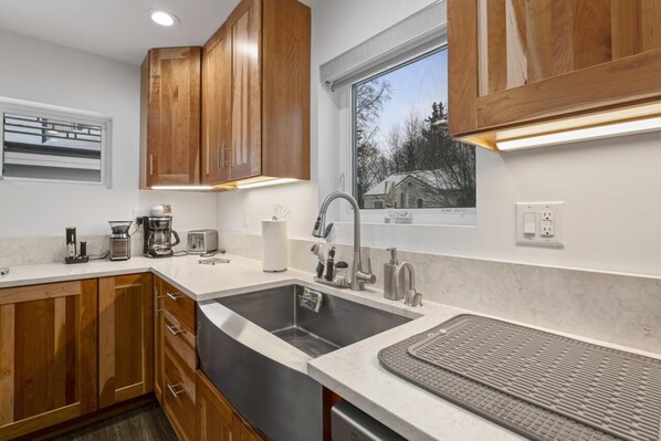 ثلاجة، ميكروويف، فرن، موقد طهي مسطح