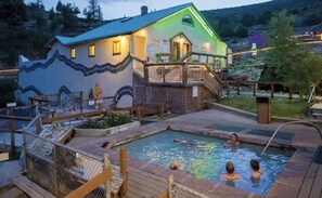 A house with a swimming pool, surrounded by a deck and a fence. - Fraser 2Bed +Loft + 3 Bath, Mountain Views, Free WP Bus, Dog Friendly, Game Room (Fraser)